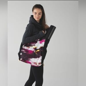 Lululemon Bring It Om TotePigment Wind Berry Rumble Multi / Black